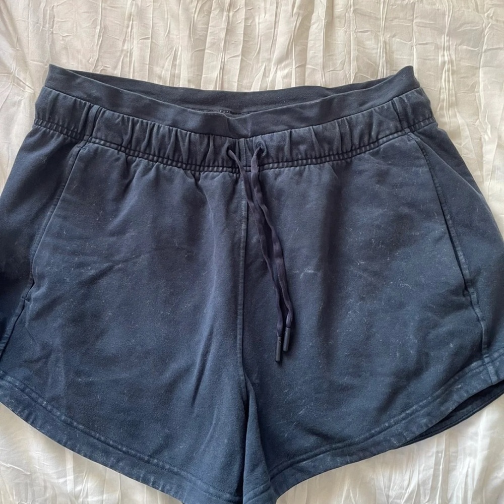 lululemon inner glow shorts size 8